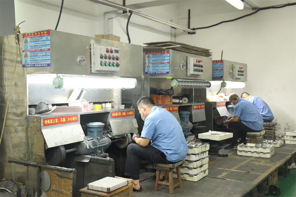 Taller de pulido de carátulas